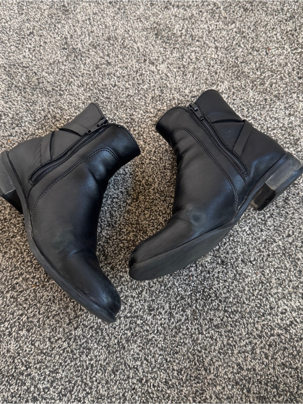 La Canadienne Black Leather Ankle Booties Side Zip Low Heel Size 6.5 - Picture 5 of 11